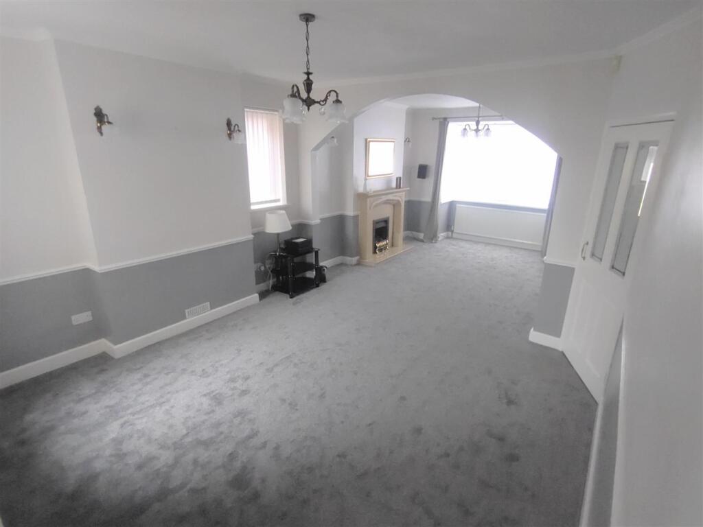 Far Laund Lounge 1 (002).JPG