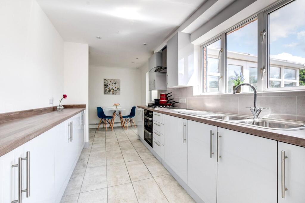 KITCHEN / DINER