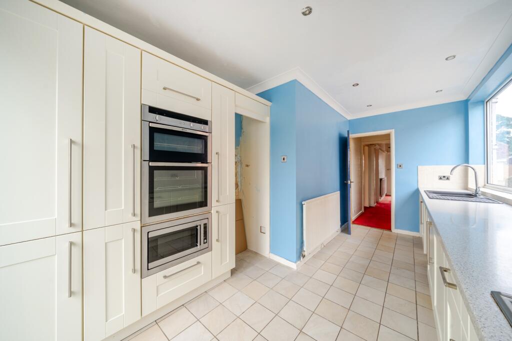 Kitchen with oven 