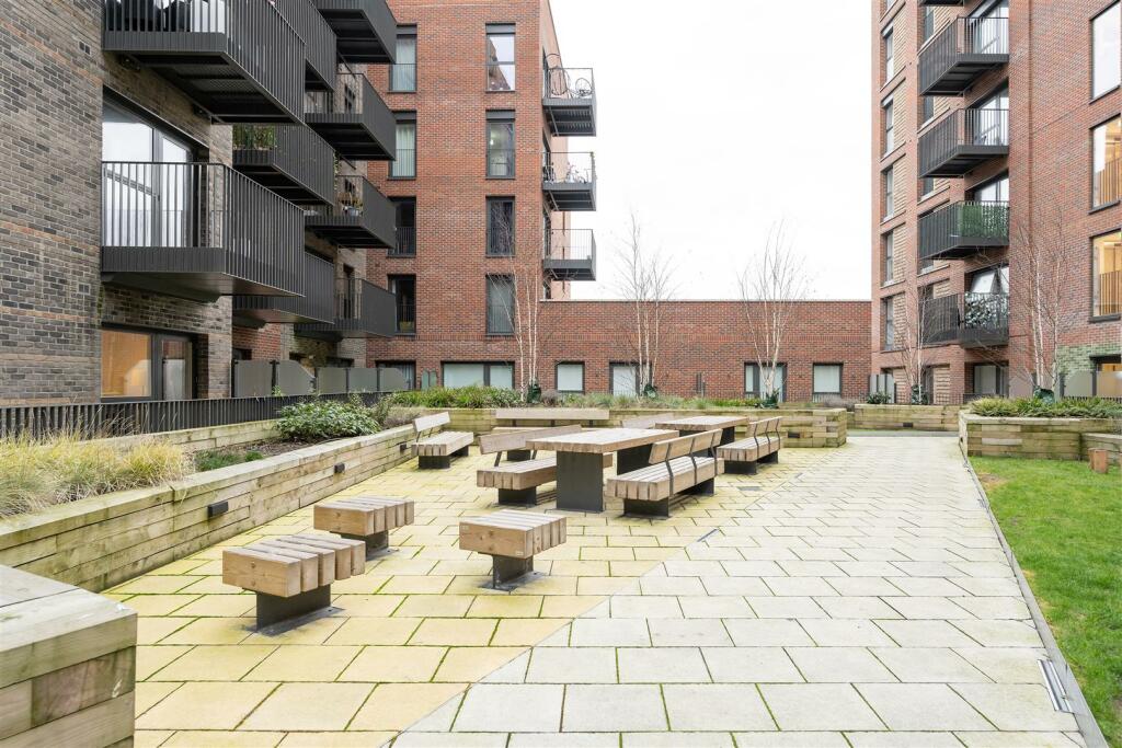 Ron Leighton Way, E6