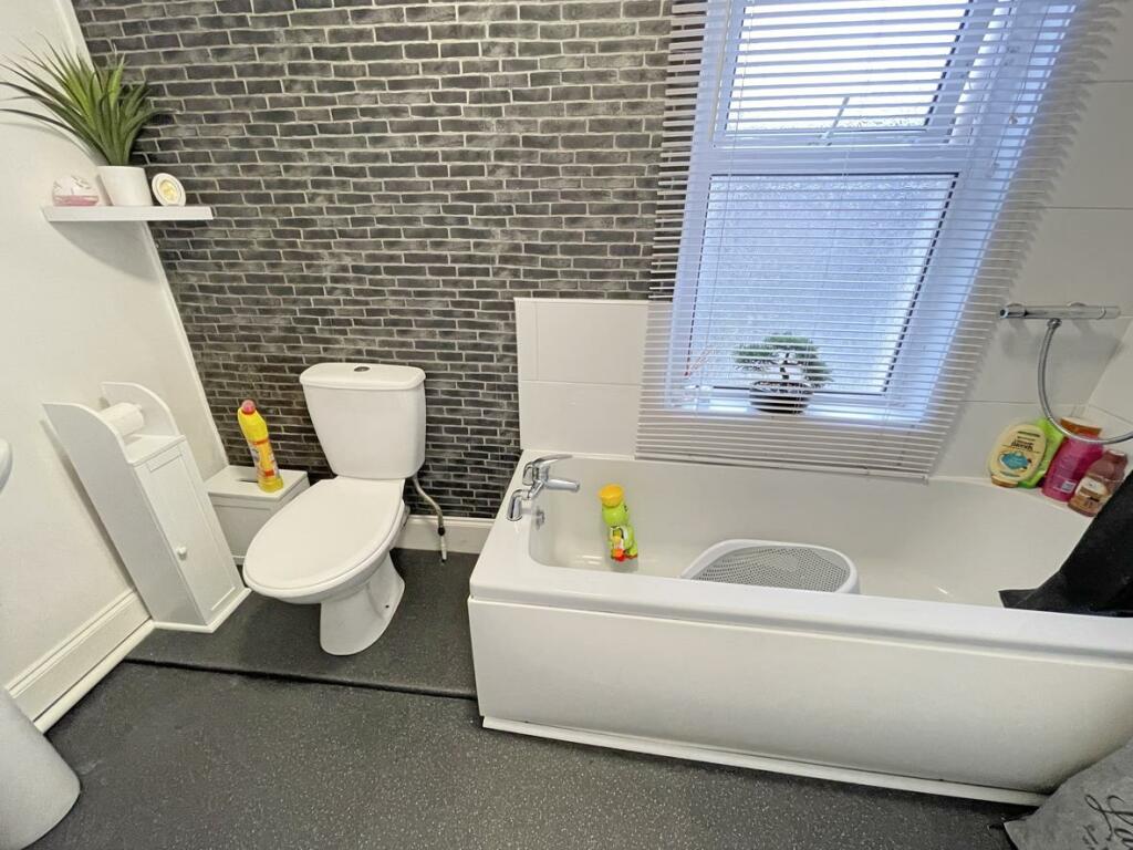Maristow Avenue 46 Bathroom.......jpg
