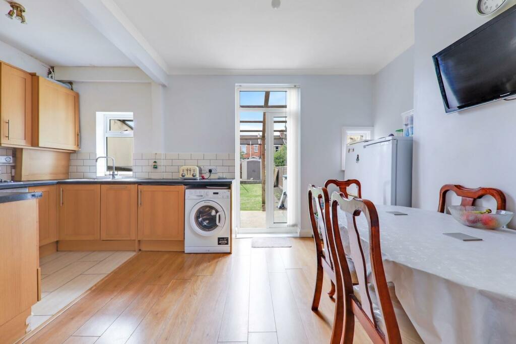 03-e9a8JHPropWpen - 39 Green Lane - 7-medium.jpg
