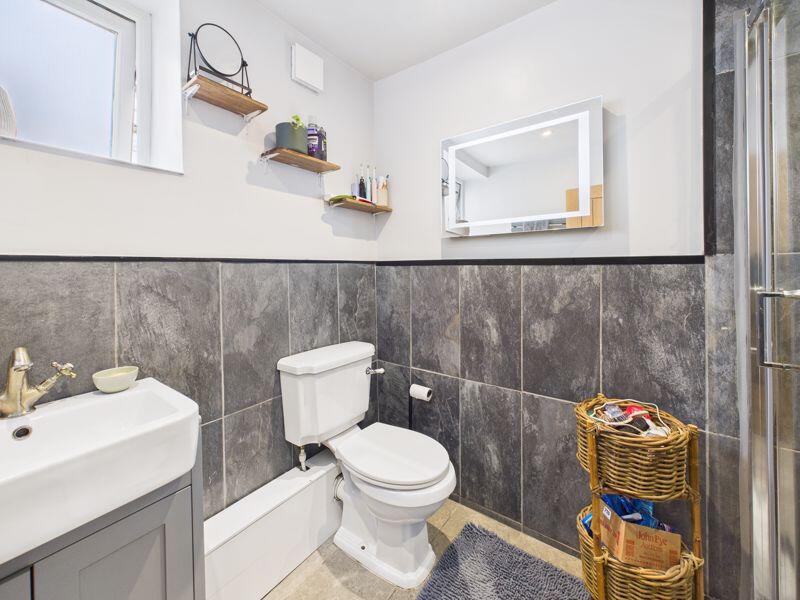 ground floor flat bathroom
