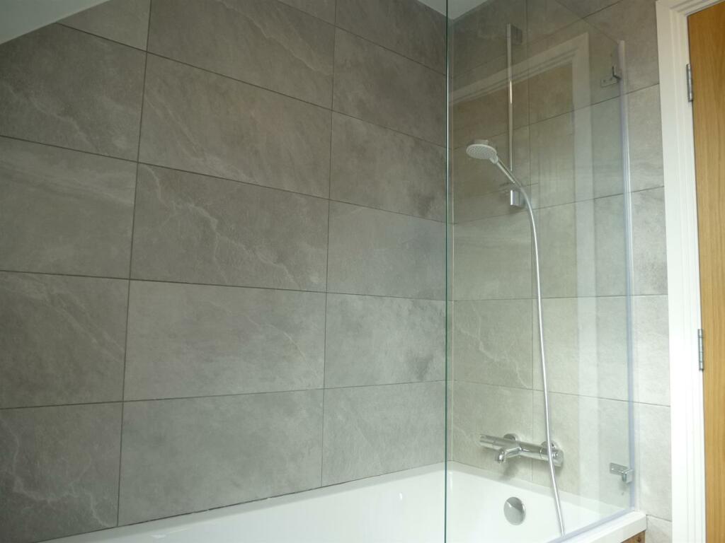 Bath and shower - Flat F.JPG