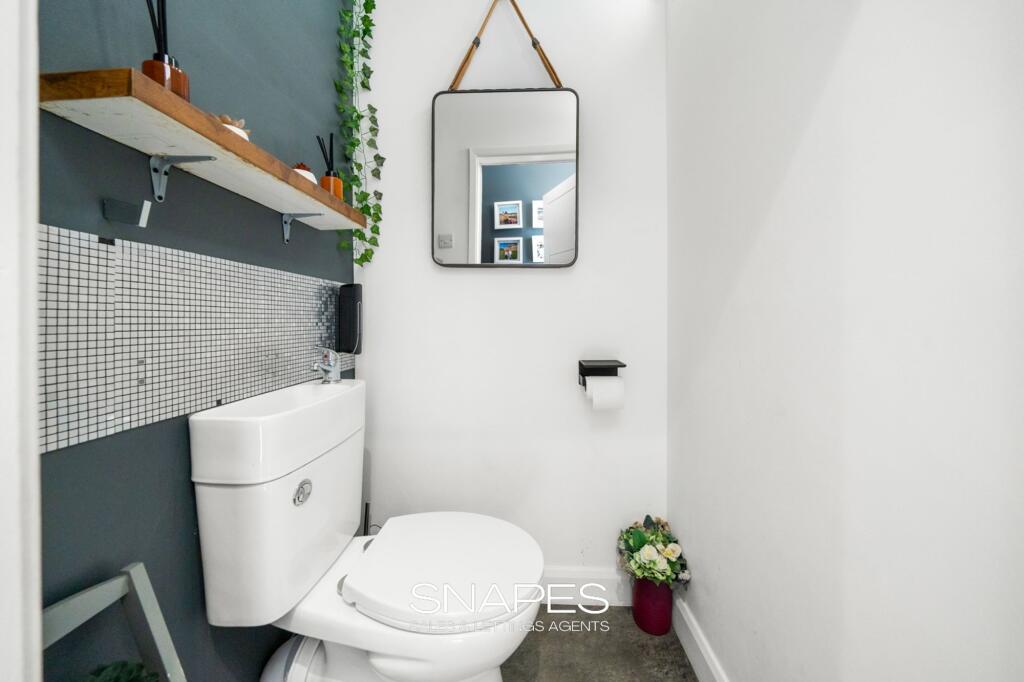 Downstairs Toilet / WC