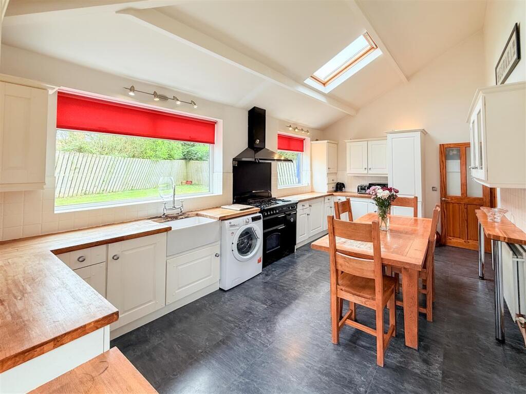 BREAKFASTING KITCHEN