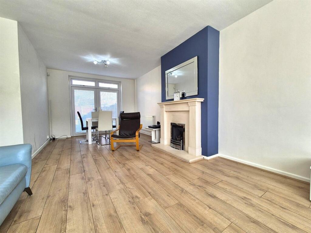 Spacious Through Lounge/Diner