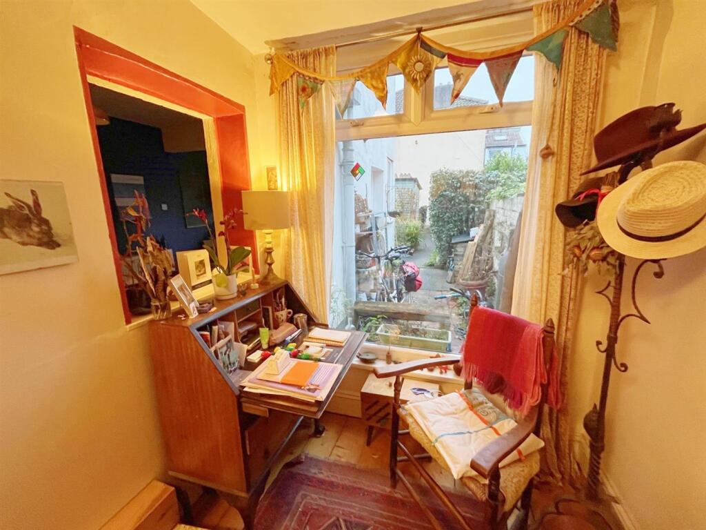 Reception 2 out to garden.jpg