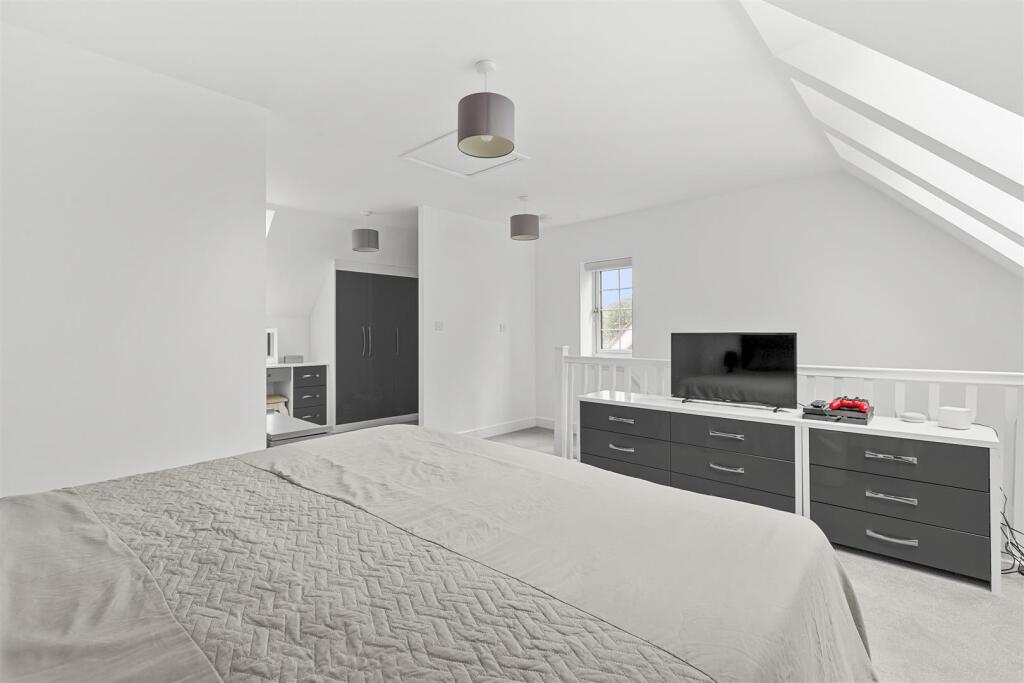 46 Trinity Circle, HP11 1FD-3.jpg