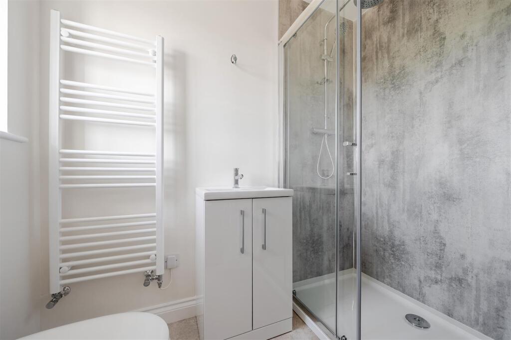 Ensuite Shower Room Bed 1