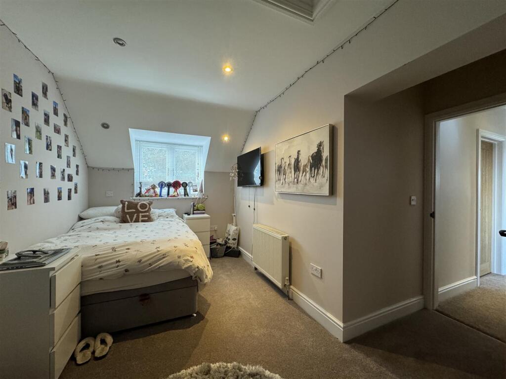 BEDROOM 2