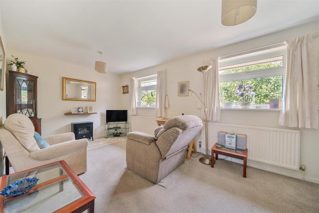 Abbotts Park Reception Bed 5 bl.jpg