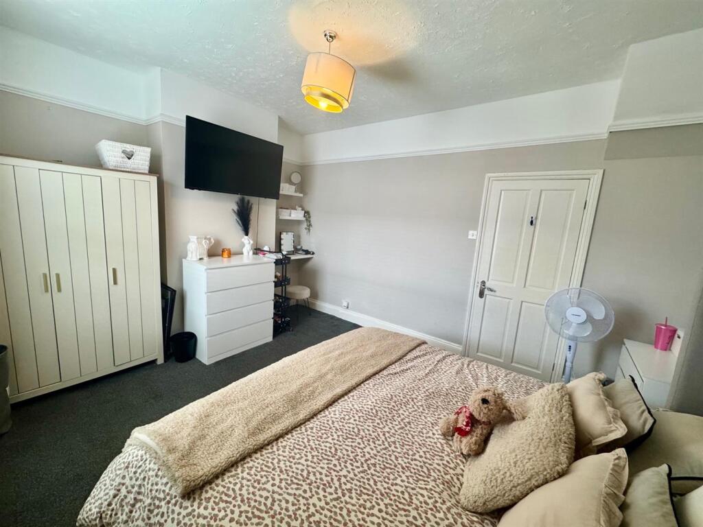 Bedroom 1b.jpg