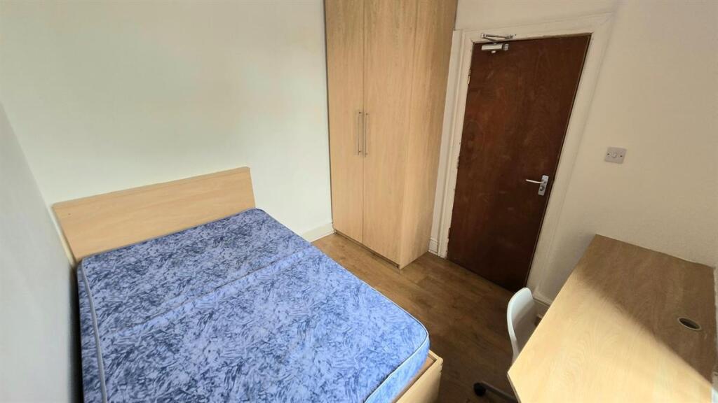 Compact, tidy bedroom with a comfortable bed, b...