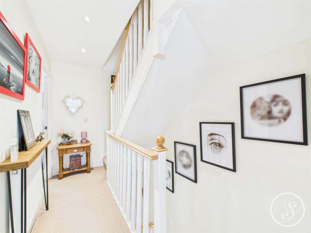 FIRST FLOOR LANDING