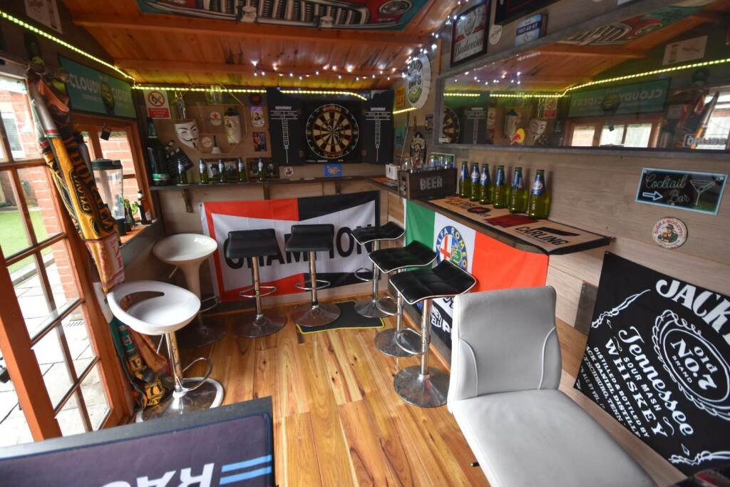 SUMMER HOUSE/BAR