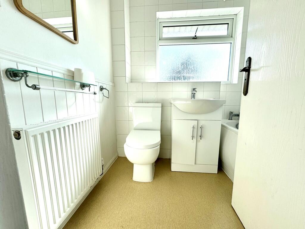 77 Conniston bath...