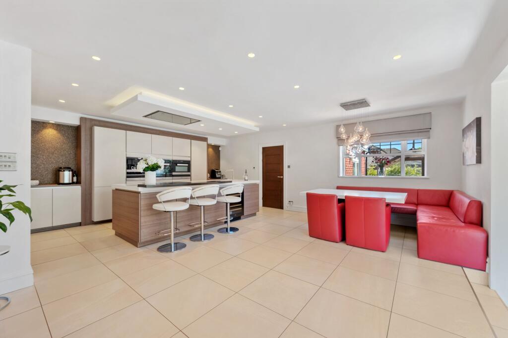 Kitchen/ Breakfast Room