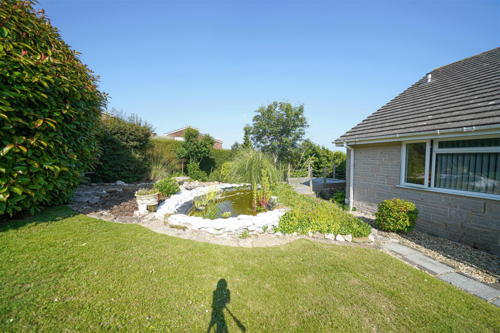 Brun Front Garden.png