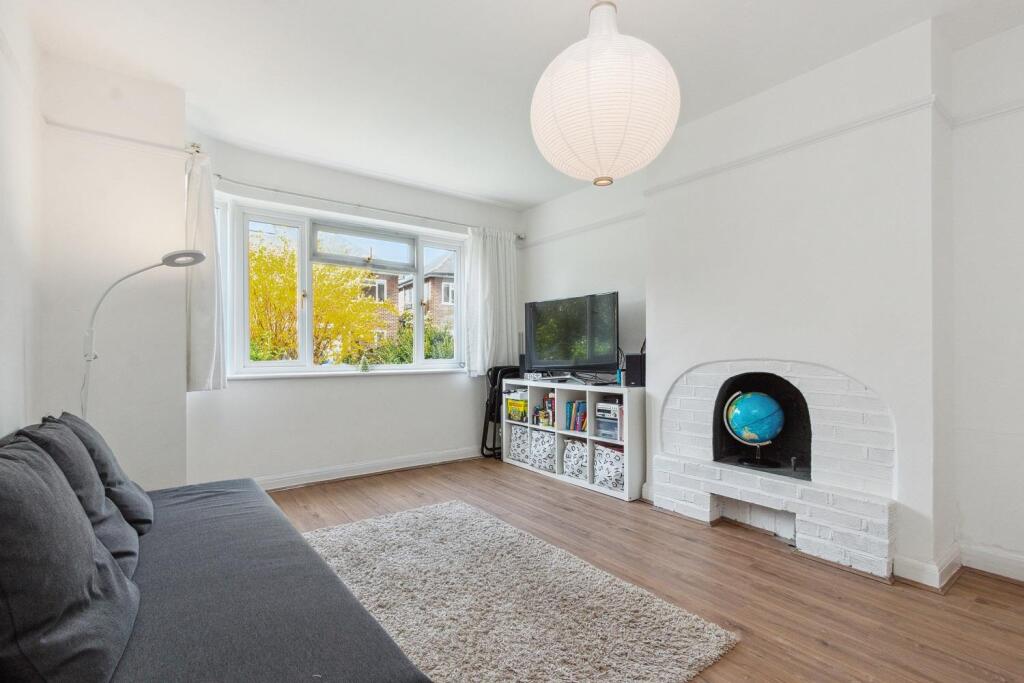 9 Braeside Avenue SW19 reception.jpg