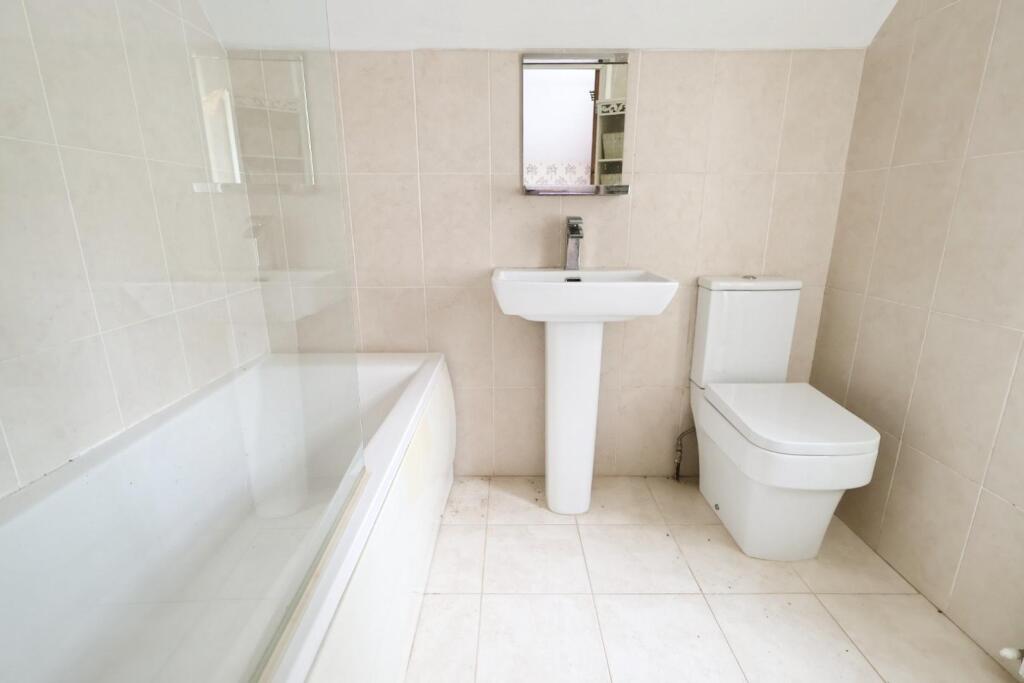 EN-SUITE BATHROOM