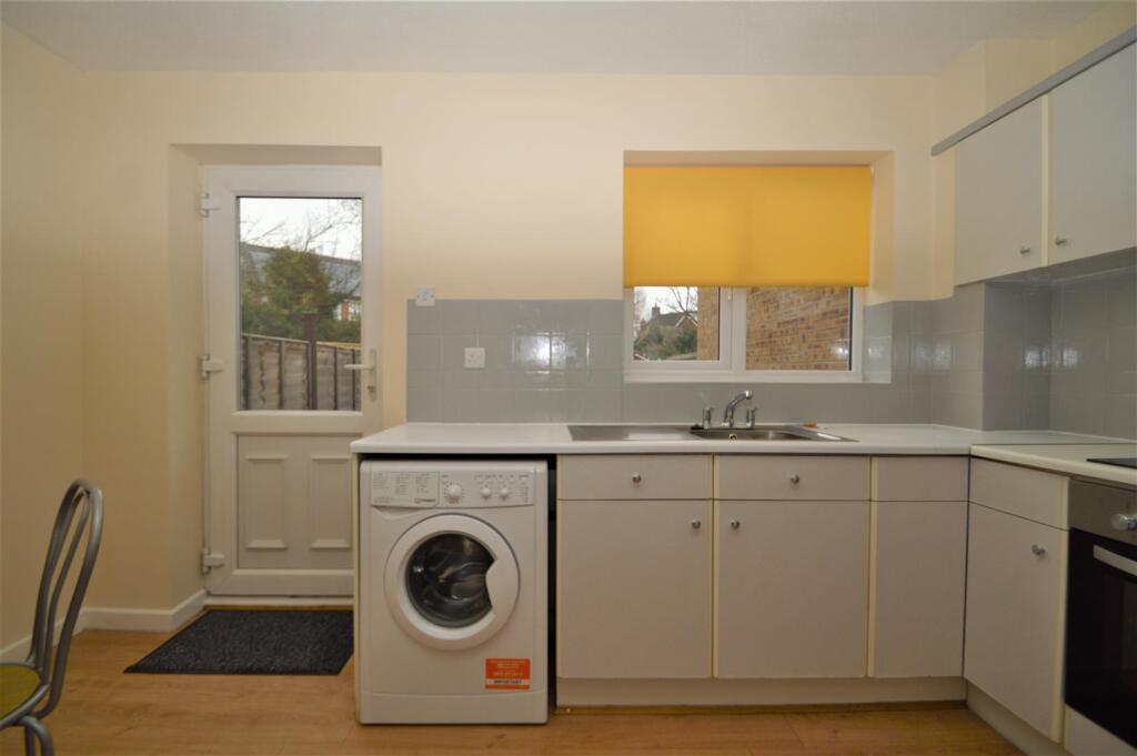 98 Watch Elm Close (4).jpg