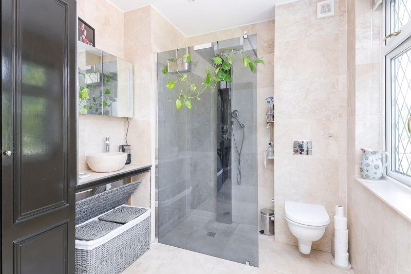 Master Bedroom En-suite