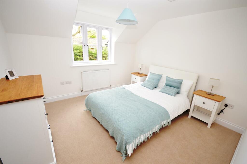 38 Midhurst Road bedroom2.jpg
