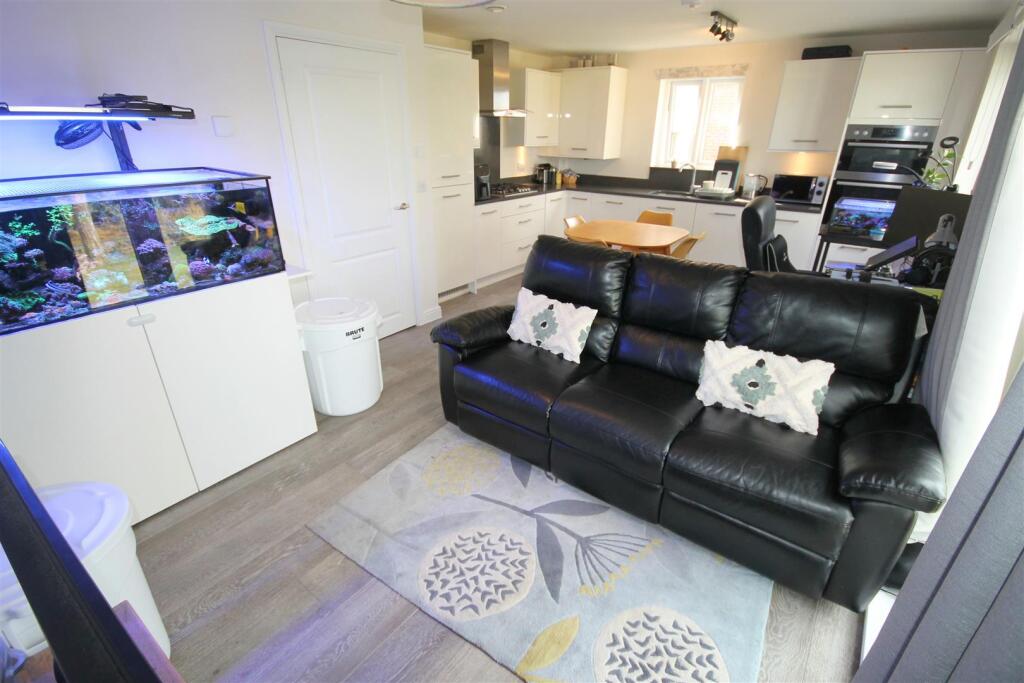 MR Living Area i.JPG