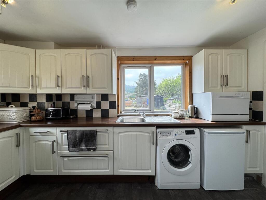 KITCHEN 3.JPG