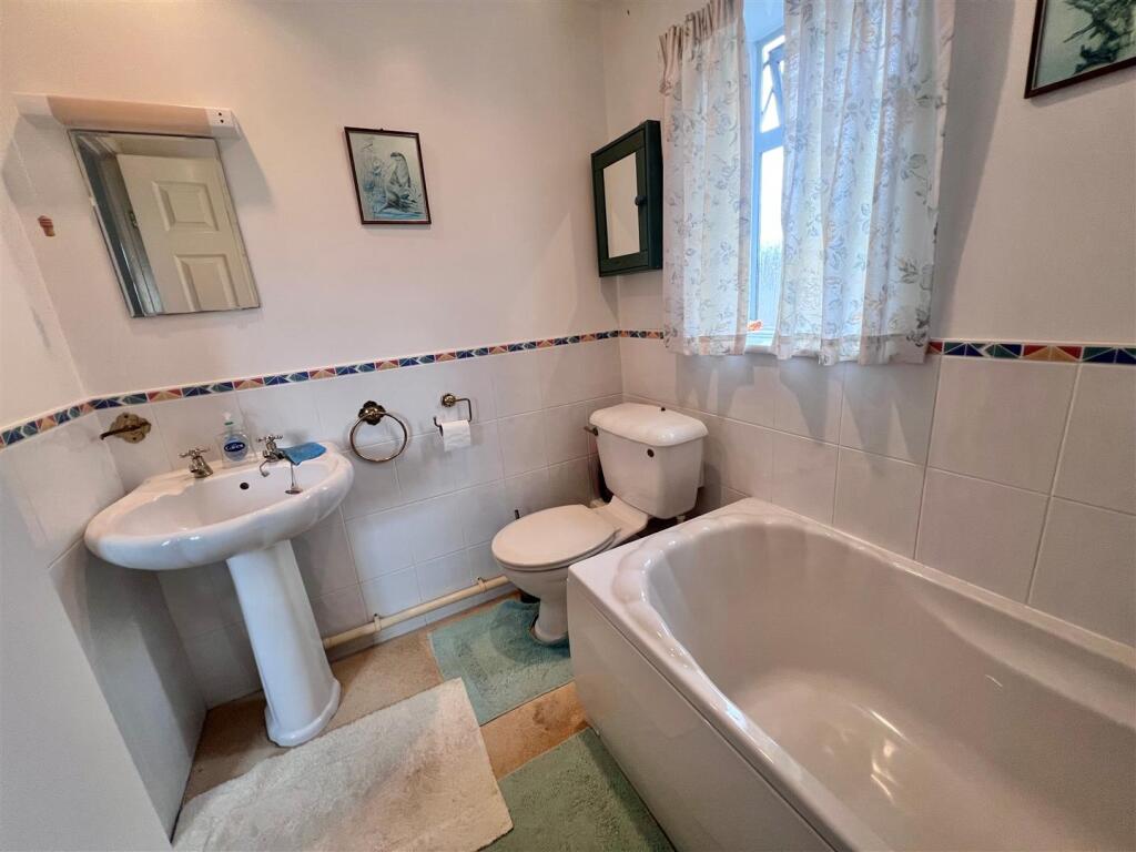 Bathroom 1.jpg
