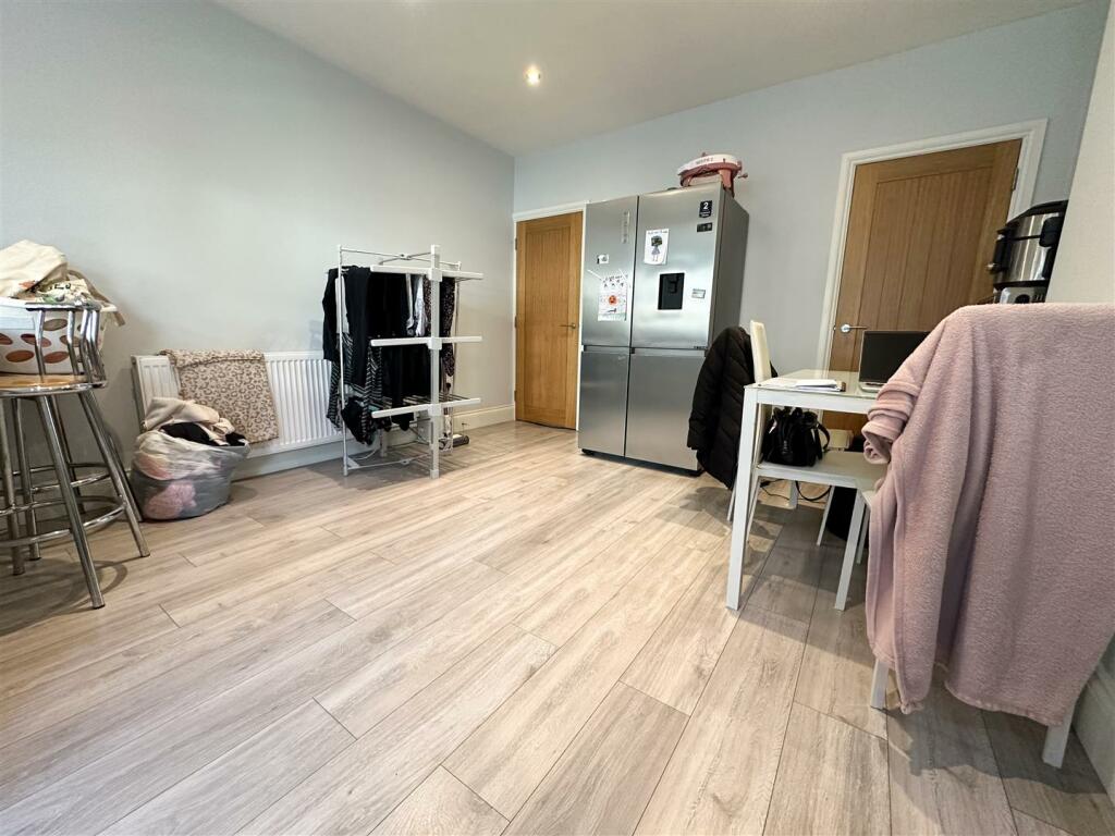 OPENPLAN BREAKFAST KITCHEN DINIG ROOM