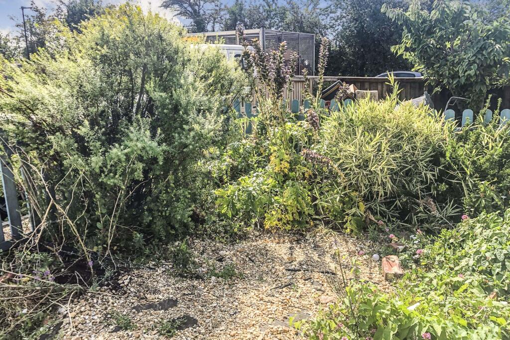 241 Gunville Road and associated land, Newport, Isle of Wight, PO30 5LU