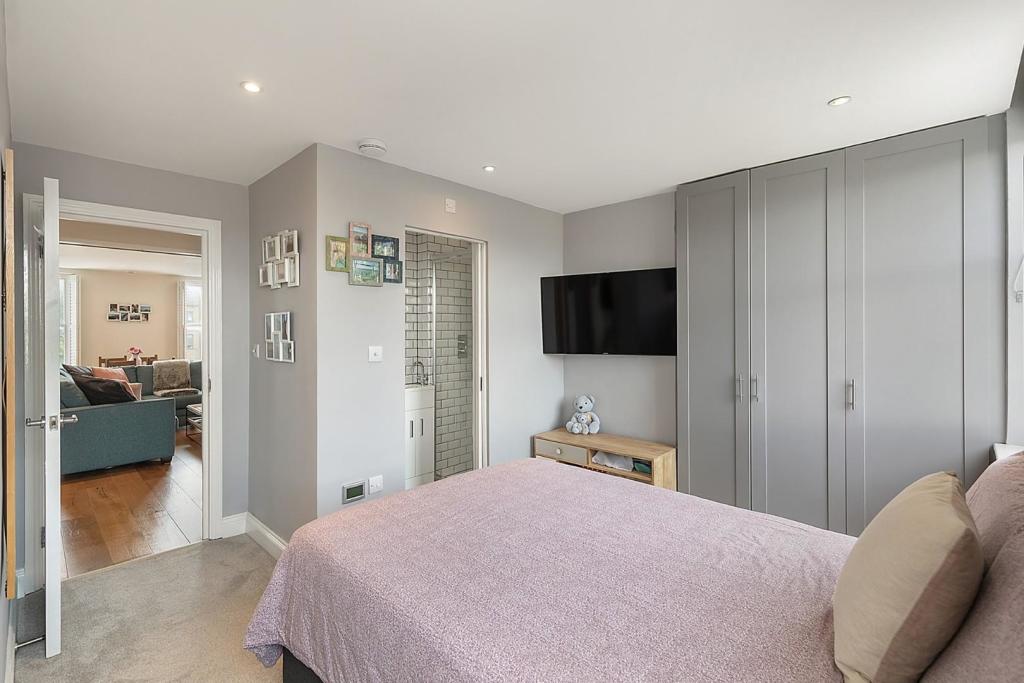 Bedroom (1).jpg