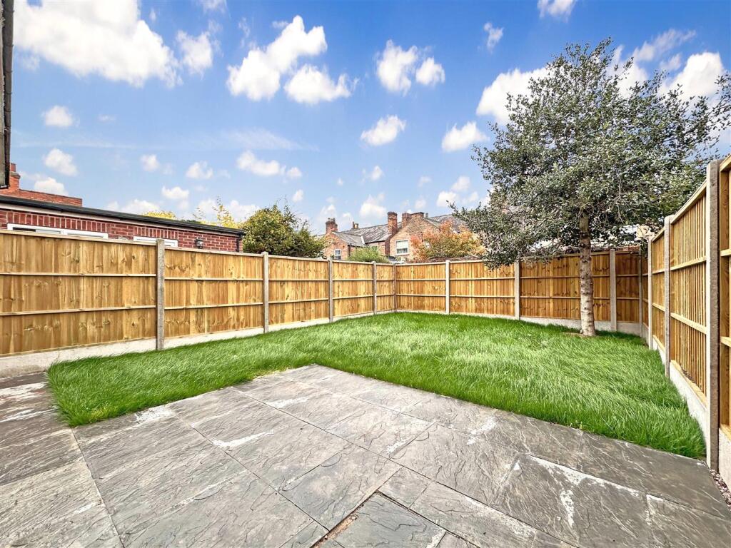 Well-Appointed Private Garden 498