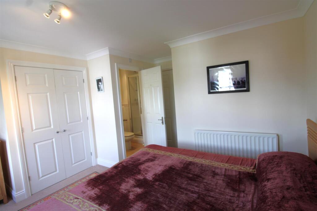 double bedroom with en-suite.JPG