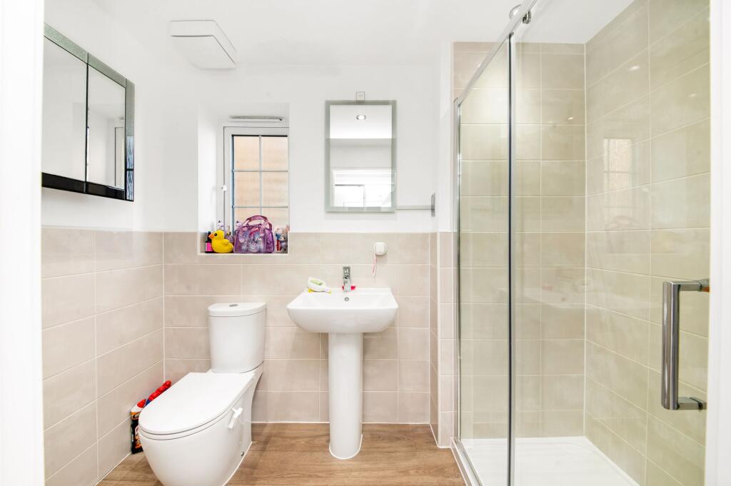 EN-SUITE SHOWER ROOM