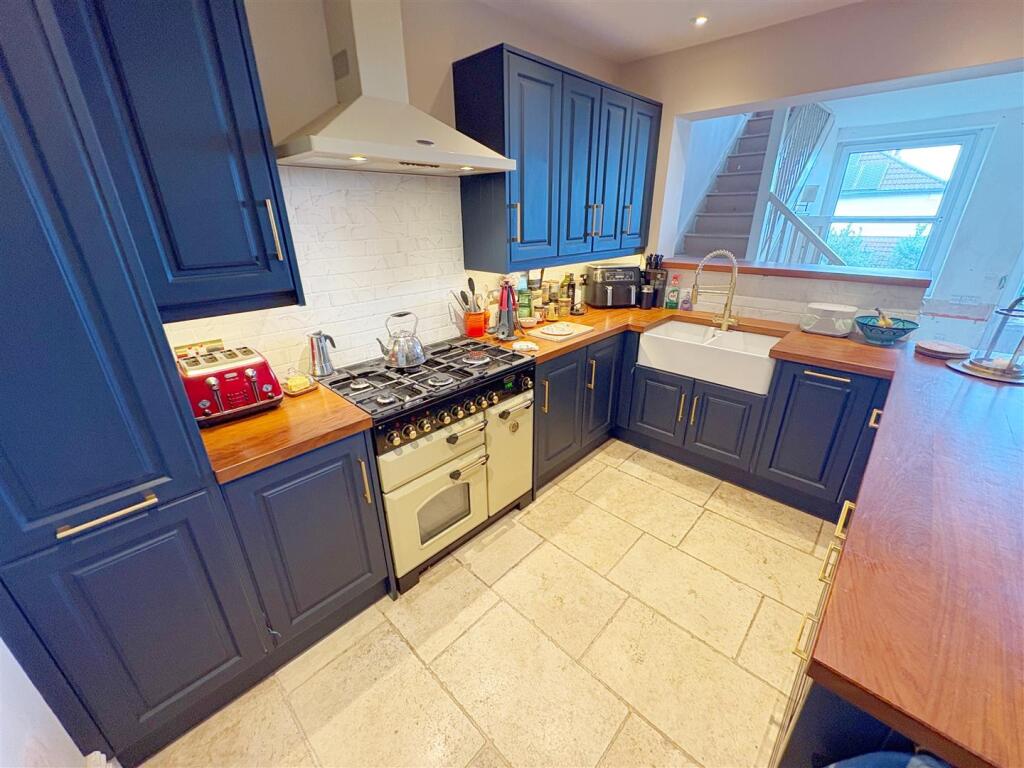 Kitchen shot (2).jpg