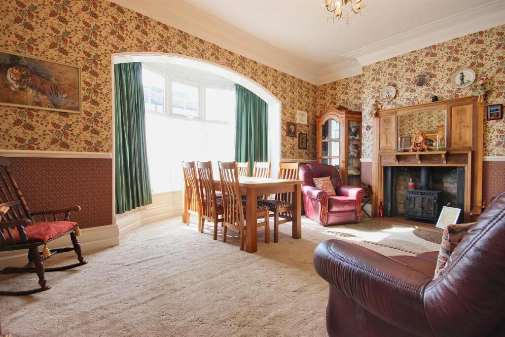 SITTING/DINING ROOM