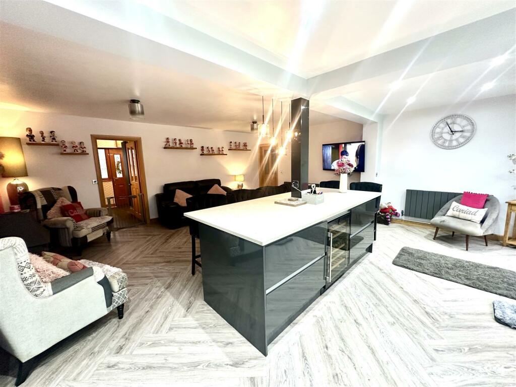 KITCHEN/FAMILY/DINING ROOM
