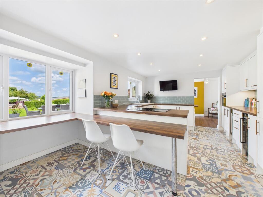 B Outsidereakfast Kitchen