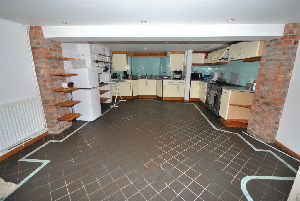 KITCHEN / DINER