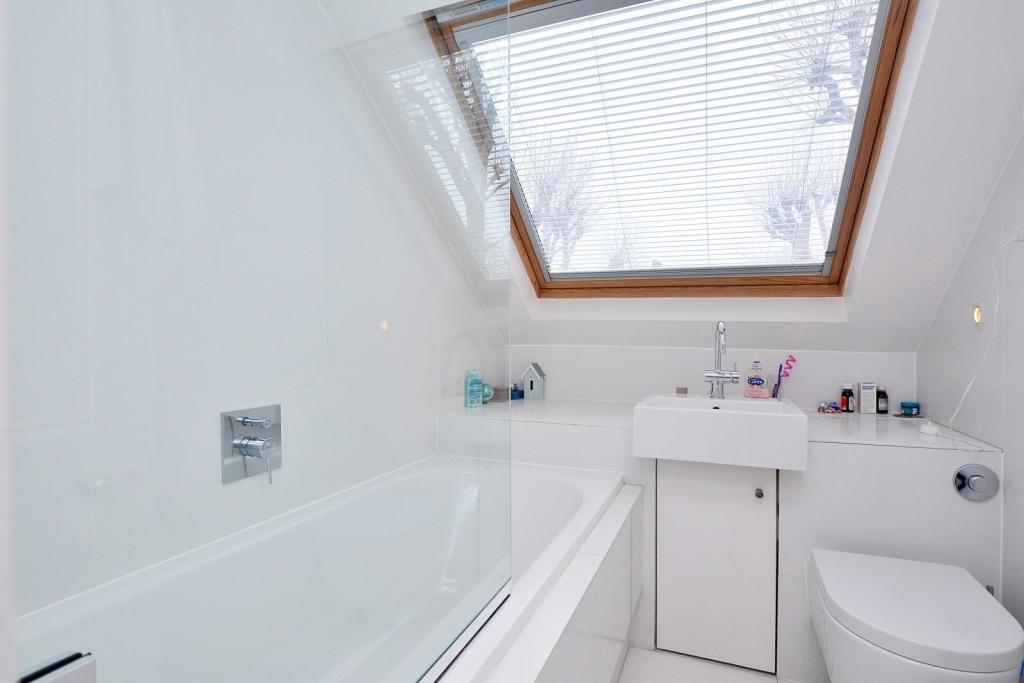 Family Bathroom (Second Floor)