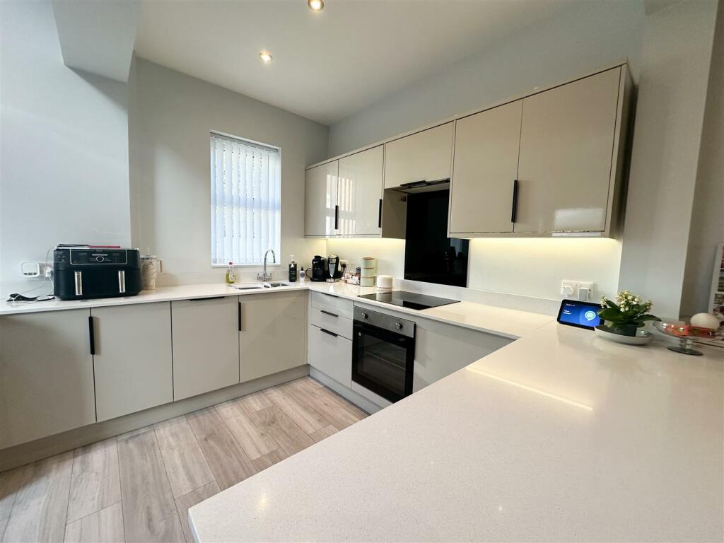 OPENPLAN BREAKFAST KITCHEN DINIG ROOM