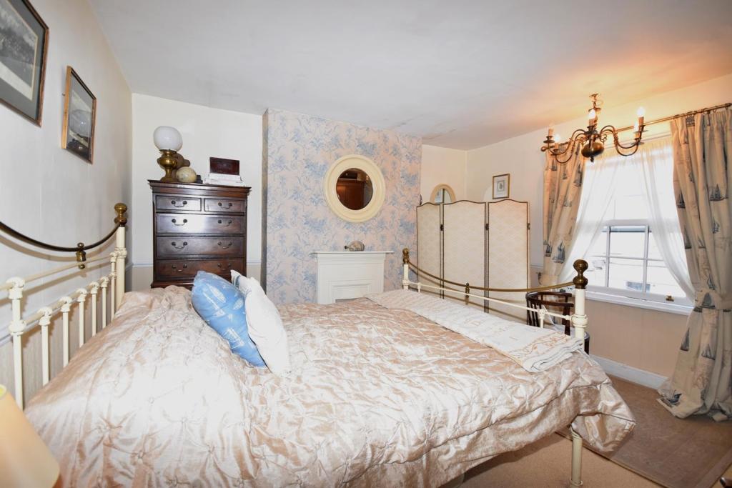 Bedroom 1.JPG