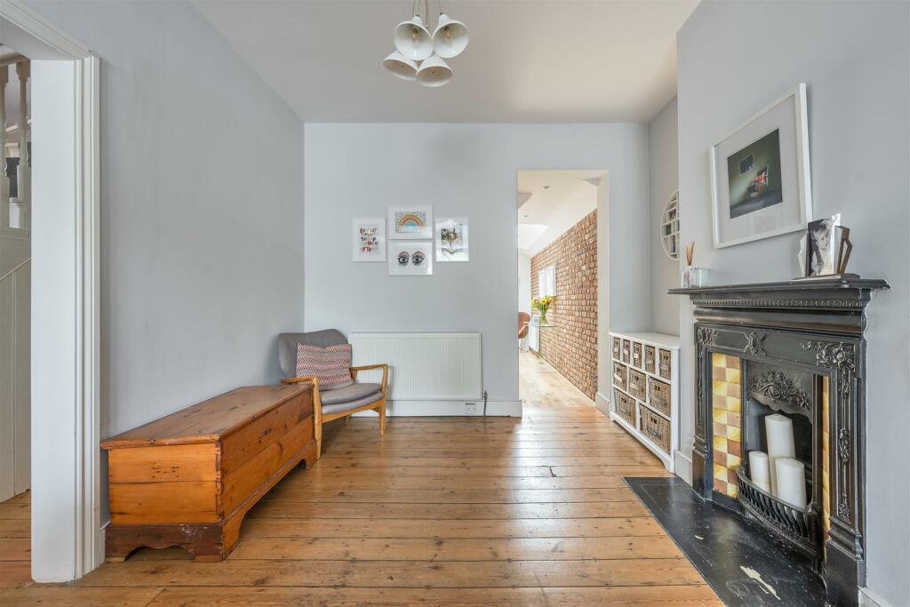 Crescent Road E18