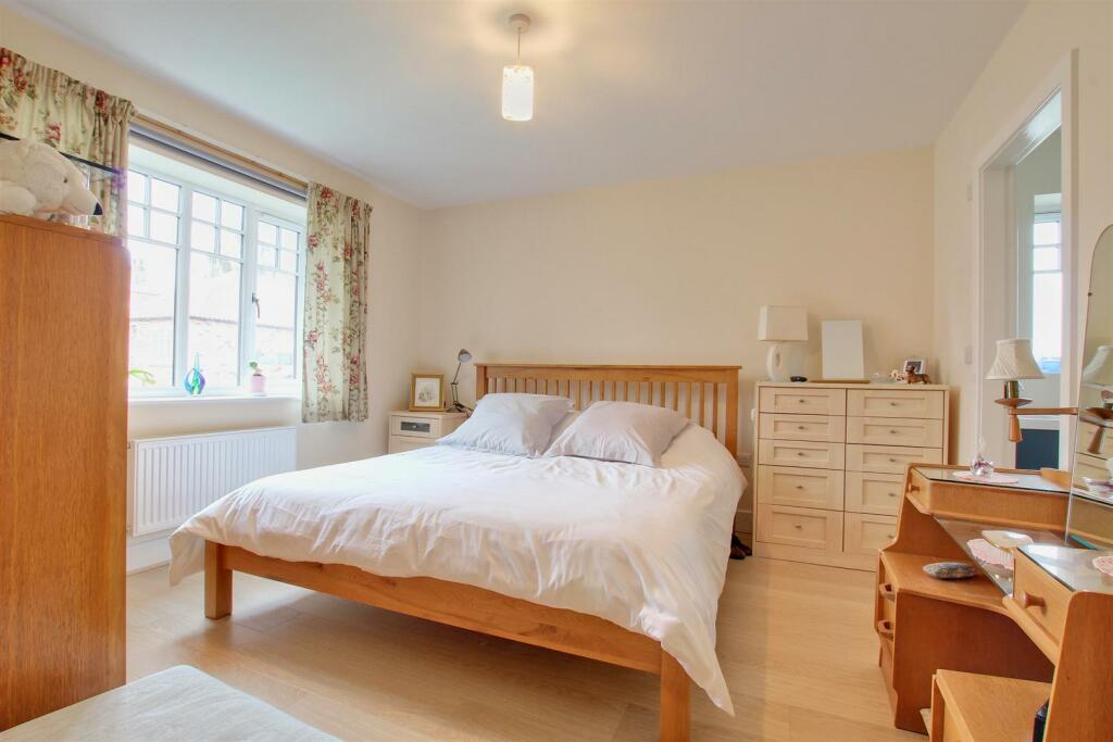 MASTER BEDROOM (FRONT)