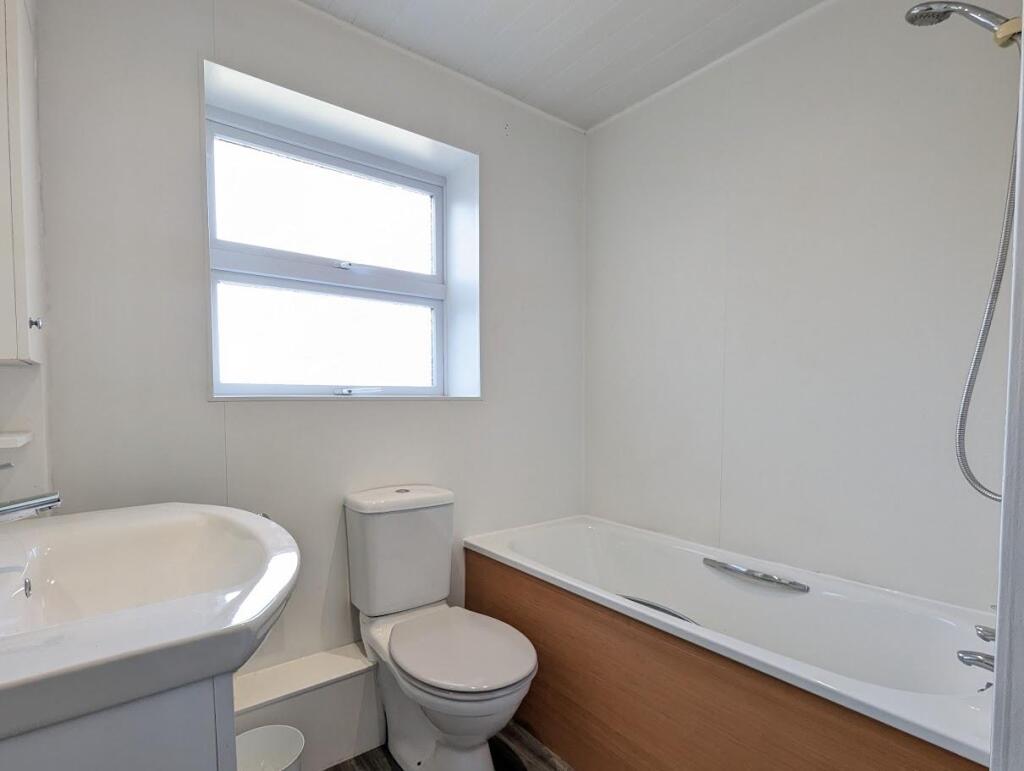 39 Quintrell Close Bathroom
