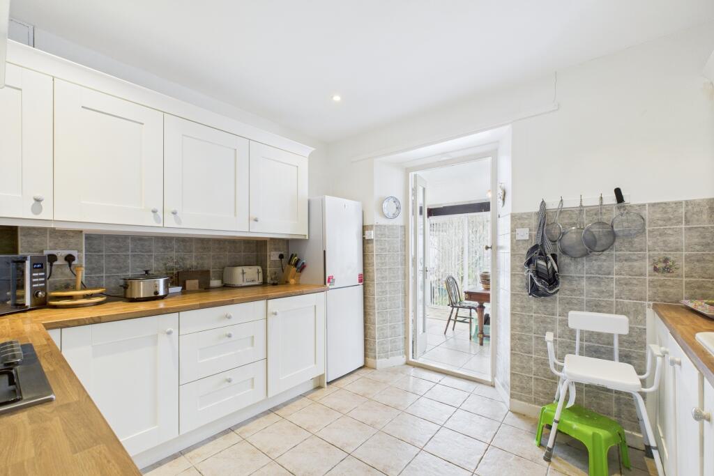 CAM04201G0-PR0068-STILL014