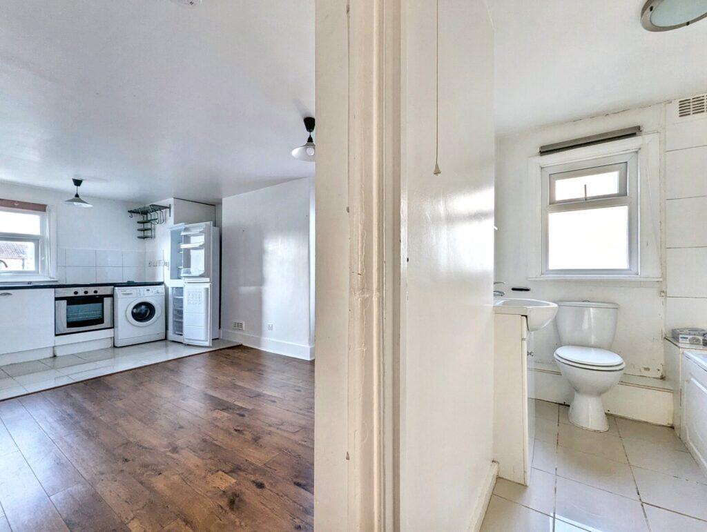 Vancouver Road - Lounge Bathroom